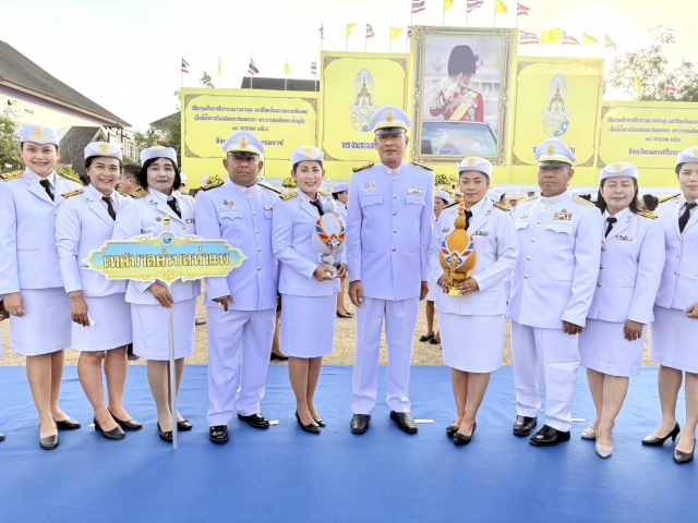 ถวายพานพุ่มทอง พุ่มเงิน หน้าพระบรมฉายาลักษณ์พระบาทสมเด็จพระเจ้าอยู่หัว