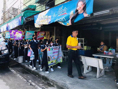 เดินรณรงค์สร้างความรู้ ความเข้าใจให้ประชาชน ลดรับ ลดให้ ลดใช้ถุงพลาสติกและโฟม และแจกแผ่นพับให้กับปร