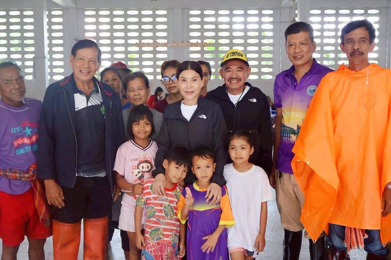 สส.อวย อวยพรศรี เชาวลิต พร้อมด้วย นายอภินันท์ เชาวลิต นายกองค์การบริหารส่วนตำบลท่าศาลา เเละ คณะทำงานฯ ลงพื้นที่ตรวจติดตามสถานการณ์น้ำท่วม ในเขตเทศบาลตำบลท่าแพ