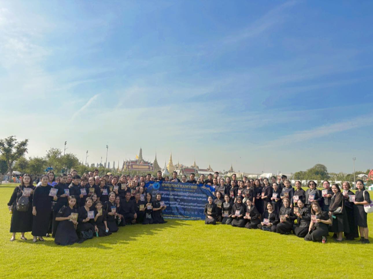 ทต.ท่าเเพ นำประชาชน เข้ากราบถวายบังคมพระบรมศพ สมเด็จพระนางเจ้าสิริกิติ์ พระบรมราชินีนาถพระบรมราชชนนีพันปีหลวง ณ พระที่นั่งดุสิตมหาปราสาท
